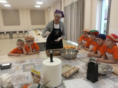 Dzieci z grupy Myszki Miki podczas gotowania kompotu z dyni z Kołem Gospodyń Wiejskich w Lipinach.