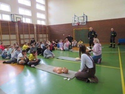 grupa dzieci przedszkolnych podczas bicia rekordu WOŚP