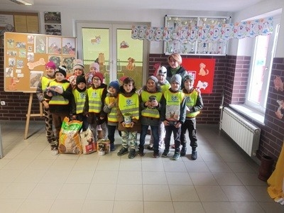 grupa dzieci przedszkolnych podczas zbiórki karmy dla schroniska