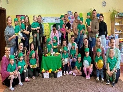 grupa dzieci przedszkolnych podczas zajęć o zdrowym odżywianiu w ramach akcji Śniadanie Daje Moc