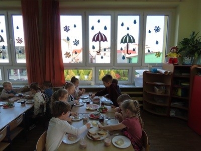 grupa dzieci przedszkolnych podczas zajęć o zdrowym odżywianiu w ramach akcji Śniadanie Daje Moc