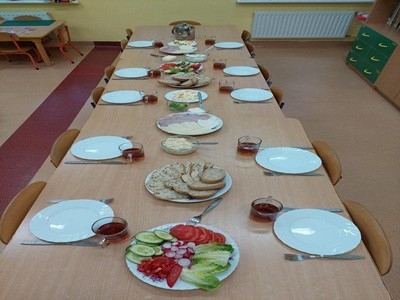 grupa dzieci przedszkolnych podczas zajęć o zdrowym odżywianiu w ramach akcji Śniadanie Daje Moc