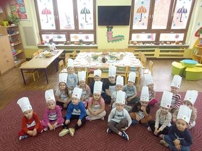 grupa dzieci przedszkolnych podczas zajęć o zdrowym odżywianiu w ramach akcji Śniadanie Daje Moc