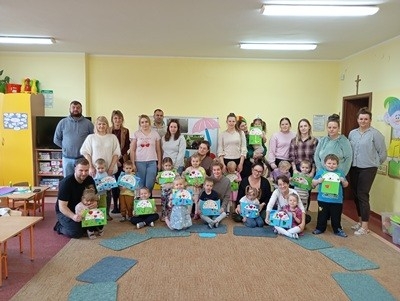 grupa dzieci przedszkolnych podczas jesiennych zajęć  otwartych z rodzicami