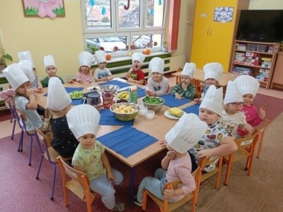 grupa dzieci przedszkolnych podczas zajęć o zdrowym odżywianiu w ramach akcji Śniadanie Daje Moc