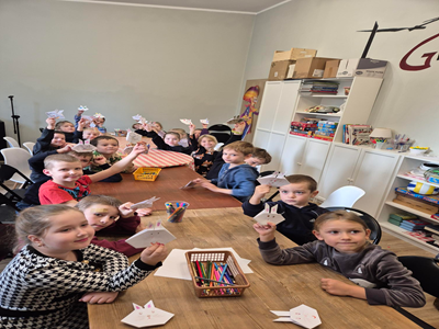 Dzieci z grupy Muminki podczas warsztatów origami w Miejsko-Gminnym Ośrodku Kultury.