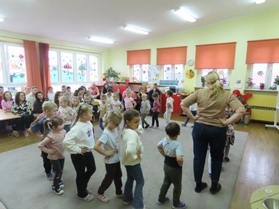 grupa dzieci przedszkolnych podczas jesiennych zajęć otwartych z rodzicami