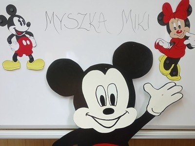 grupa dzieci przedszkolnych podczas obchodów Dnia Myszki Miki
