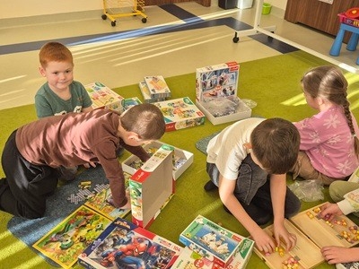 grupa dzieci przedszkolnych podczas segregowania gier i układanek obchodów Dnia Postaci z Bajek