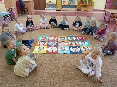 grupa dzieci przedszkolnych podczas zajęć o emocjach