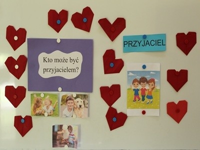 grupa dzieci przedszkolnych podczas jesiennych zajęć otwartych z rodzicami