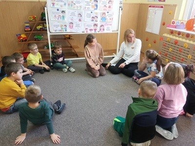 grupa dzieci przedszkolnych podczas obchodów Dnia Życzliwości