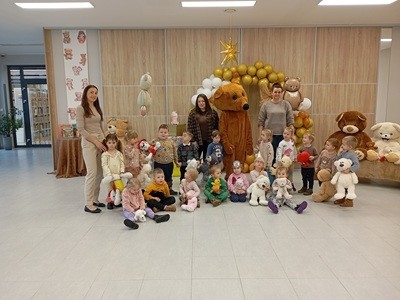 grupa dzieci przedszkolnych podczas odwiedzin Pluszowego Misia w bibliotece publicznej