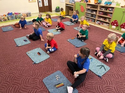 grupa dzieci przedszkolnych podczas jesiennych zajęć otwartych z rodzicami