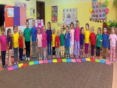 grupa dzieci przedszkolnych podczas obchodów Dnia Kredki