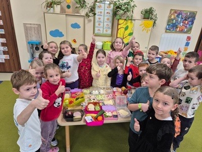 Dzieci z grupy Muminki podczas zdrowego śniadania