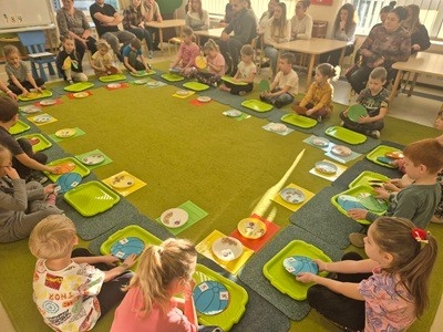 Dzieci z grupy Muminki podczas zajęć otwartych dla rodziców