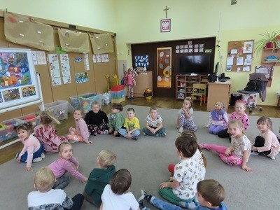 grupa dzieci przedszkolnych podczas zajęć o emocjach