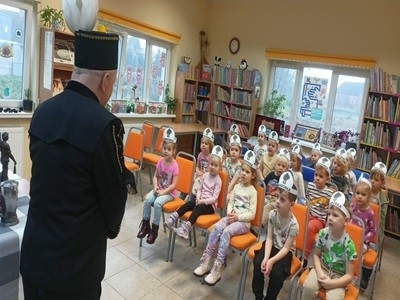 grupa dzieci przedszkolnych podczas spotkania z górnikiem