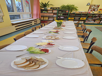 Dzieci z grupy Kubusia Puchatka podczas samodzielnego robienia śniadania w ramach akcji Śniadanie daje moc.