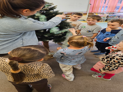 Dzieci z grupy Kubuś Puchatek podczas ubierania choinki.