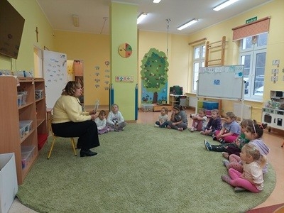 grupa dzieci przedszkolnych podczas grupowych zajęć logopedycznych