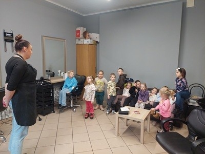 grupa dzieci przedszkolnych podczas wizyty w salonie fryzjerskim