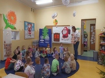 grupa dzieci przedszkolnych podczas przygotowań do wizyty Świętego Mikołaja