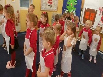 grupa dzieci przedszkolnych podczas warsztatów gipsowych