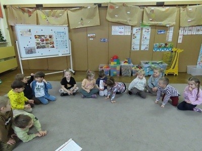 grupa dzieci przedszkolnych podczas zajęć kulinarnych