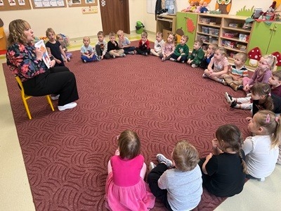 grupa dzieci przedszkolnych podczas zajęć z logopedą