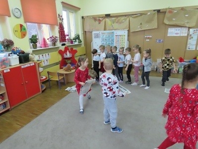 grupa dzieci przedszkolnych podczas zabaw z gazetami