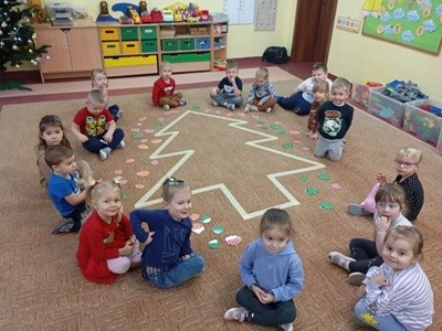 grupa dzieci przedszkolnych podczas zajęć matematycznych