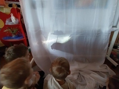 grupa dzieci przedszkolnych podczas zajęć o emocjach