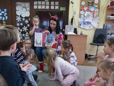 grupa dzieci przedszkolnych podczas wizyty rodziców na czytaniu opowiadań