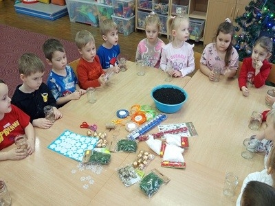 grupa dzieci przedszkolnych podczas warsztatów świątecznych z mamą Grzesia