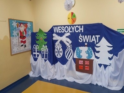 grupa dzieci przedszkolnych podczas wigilii przedszkolnej i wizyty Gwiazdora