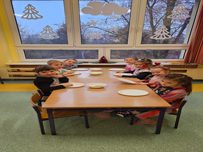 Dzieci z grupy "Kubuś Puchatek" podczas zdobienia pierniczków.