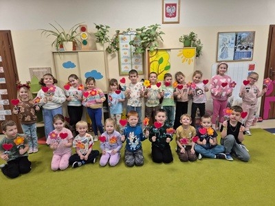 Dzieci z grupy Muminki podczas tworzenia prezentów dla Babci i Dziadka.