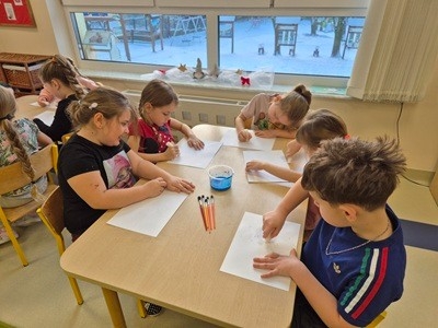 Dzieci z grupy Muminki podczas zabaw plastycznych