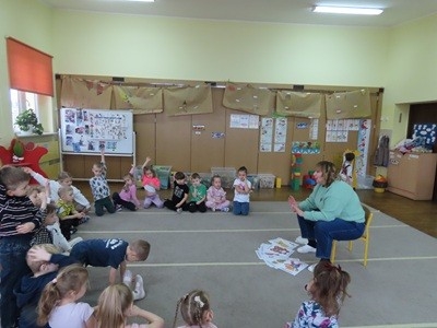 grupa dzieci przedszkolnych podczas zbiorowych zajęć z logopedą