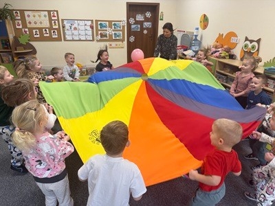 grupa dzieci przedszkolnych podczas obchodów dnia Kubusia Puchatka