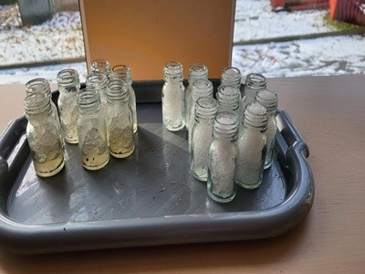 grupa dzieci przedszkolnych podczas zabaw badawczych ze śniegiem