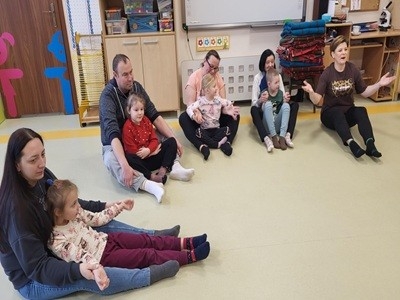 grupa dzieci przedszkolnych podczas zajęć metodą Ruchu Rozwijającego Weroniki Sherborne
