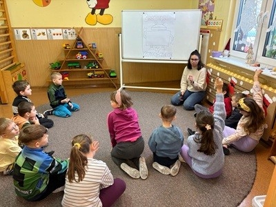 grupa dzieci przedszkolnych podczas zajęć z pedagogiem o cyberbezpieczeństwie w Internecie