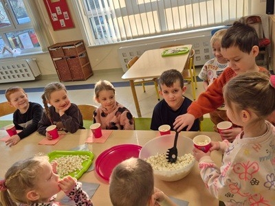 grupa dzieci przedszkolnych podczas zajęć o popcornie