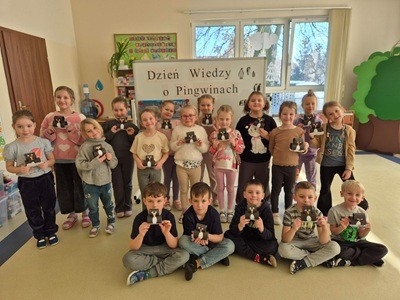 grupa dzieci przedszkolnych podczas zajęć o pingwinach