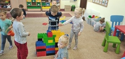 grupa dzieci podczas zabaw integracyjnych