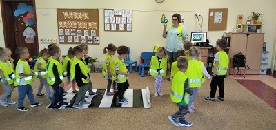 grupa dzieci na zajęciach z zasad ruchu drogowego