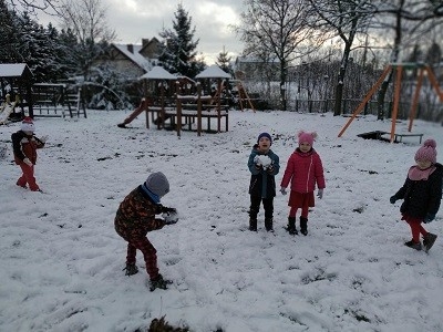 zdjęcie dzieci podczas zabaw na śniegu 